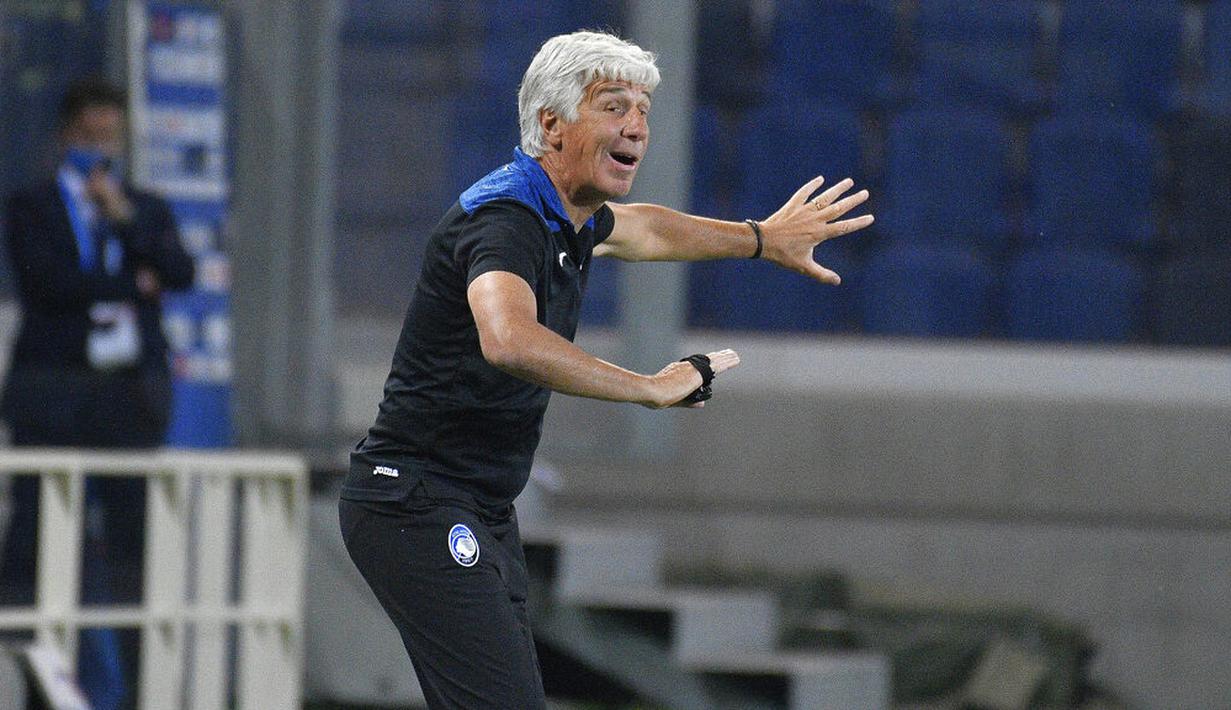 Pelatih Atalanta, Gian Piero Gasperini, memberikan arahan kepada anak asuhnya saat melawan Brescia pada laga Serie A di Stadion Gewiss, Selasa (14/7/2020). Atalanta menang 6-2 atas Brescia. (Gianluca Checchi/LaPresse via AP)