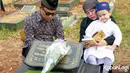 Haji Faisal bersama istri dan cucunya, Gala Sky baru saja nyekar ke makam Vanessa Angel dan Bibi Ardiansyah. Sekedar informasi, pasangan suami istri itu meninggal dunia akibat kecelakaan dua tahun silam. [Foto: KapanLagi.com/Muhammad Akrom Sukarya]