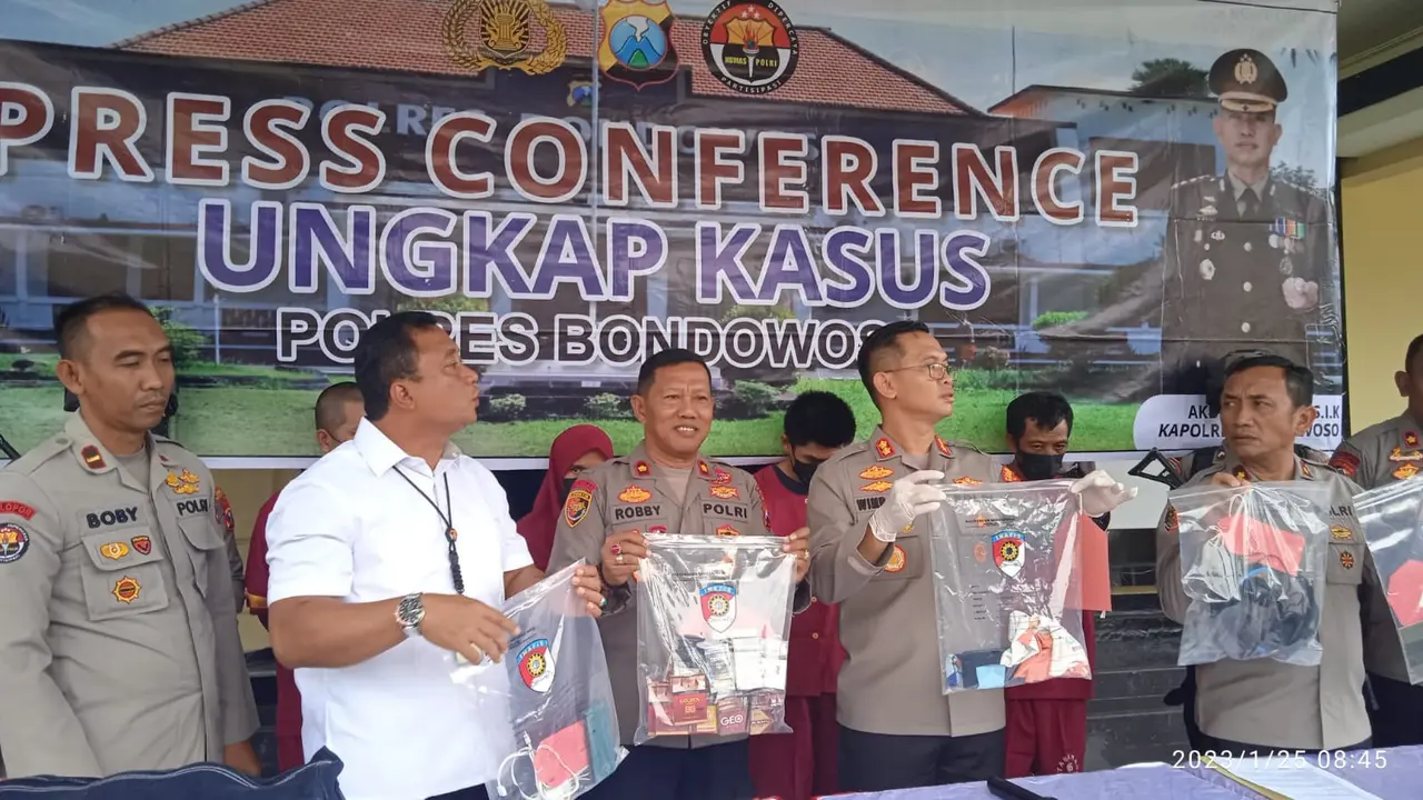 Kapolres Bondowoso AKBP Wimboko menunjukkan barang bukti kasus penculikan. (Istimewa)