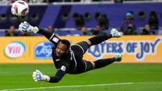 Kiper Oman Ibrahim Al-Mukhaini berusaha menyelamatkan bola saat melawan Arab Saudi pada pertandingan sepak bola Grup F Piala Asia di Khalifa International Stadium, Doha, Qatar, Selasa (16/1/2024). Arab Saudi mengalahkan Oman dengan skor 2-1. (AP Photo/Aijaz Rahi)