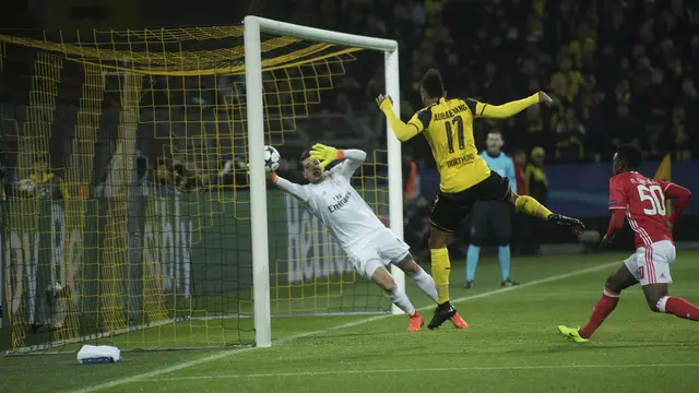 Striker Pierre-Emerick Aubameyang saat mencetak gol ke gawang Benfica (Bernd Thissen/dpa via AP)