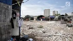 Pemandangan bangunan semi permanen di Kampung Akuarium dengan latar belakang apartemen di Jakarta, Rabu (6/11). Sandi menjelaskan, rumah berlapis akan dibangun secara vertikal, tetapi tidak terlalu tinggi. (Liputan6.com/Faizal Fanani)