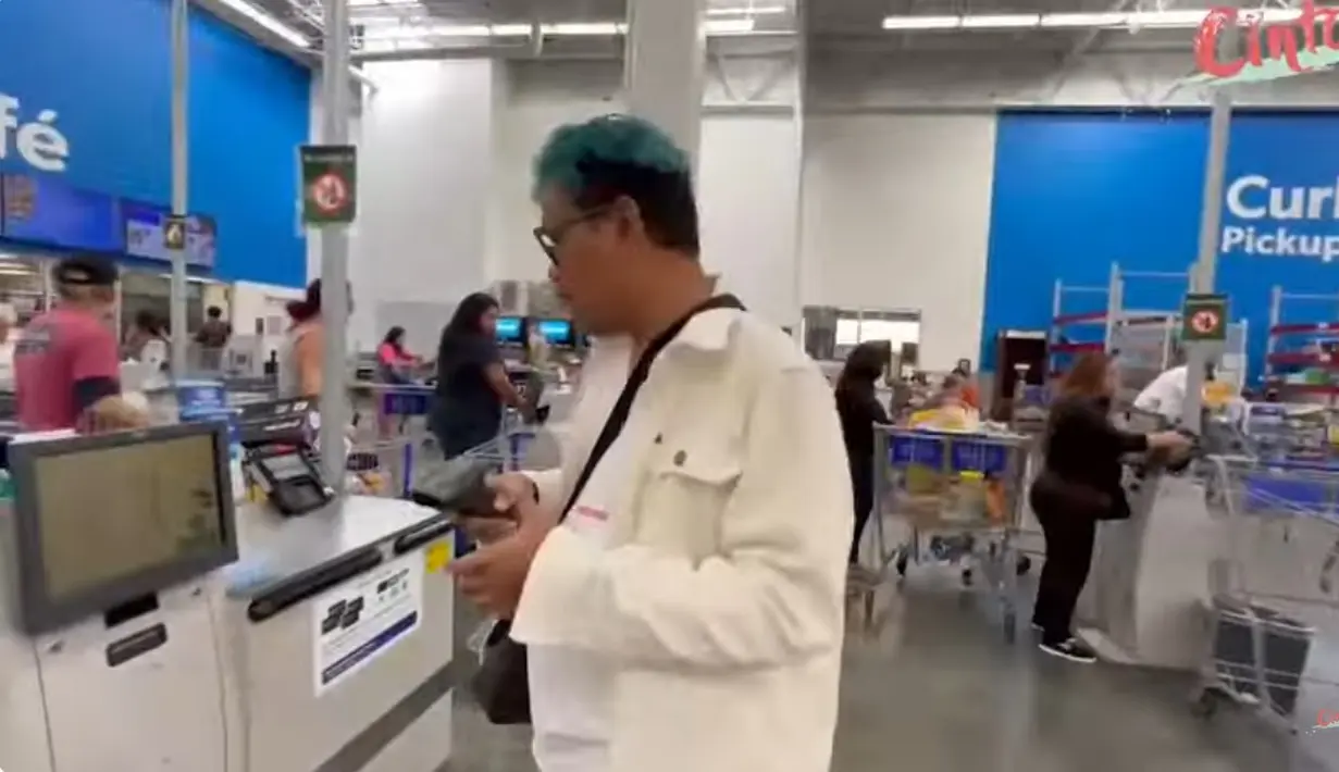 Uya Kuya dan Astrid yang masih berada di Amerika tampak membantu putrinya yang mendapatkan banyak pesanan. [Youtube/Cinta]