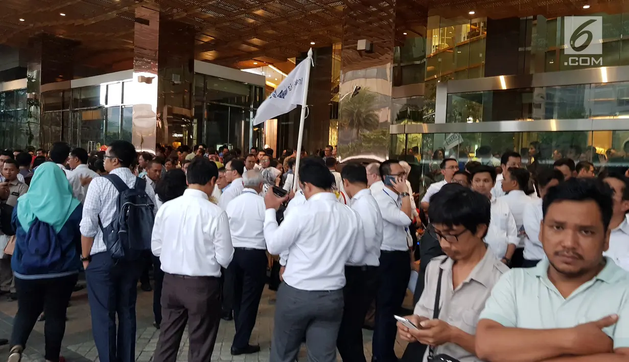 Sejumlah karyawan berkumpul di sebrang kantor Bursa Efek Indonesia (BEI) saat balkon lantai 1 bangunan ambruk, Jakarta, Senin (15/1). (Liputan6.com/Herman Zakharia)