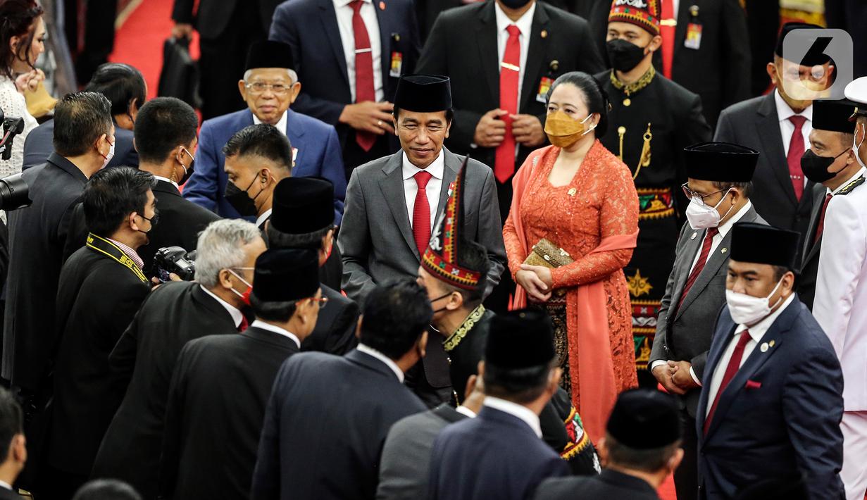 Presiden Joko Widodo didampingi Wapres Ma'ruf Amin dan Ketua DPR RI, Puan Maharani saat menghadiri rapat Paripurna pembukaan masa persidangan I DPR tahun sidang 2022-2023 di Gedung Nusantara, Kompleks Parlemen, Senayan, Jakarta, Selasa (16/8/2022). Rapat kali ini berbeda dengan rapat sidang tahunan MPR RI pagi tadi, Presiden Jokowi hadir bersama Ma'ruf Amin dengan setelah jas yang rapi. (Liputan6.com/Johan Tallo)