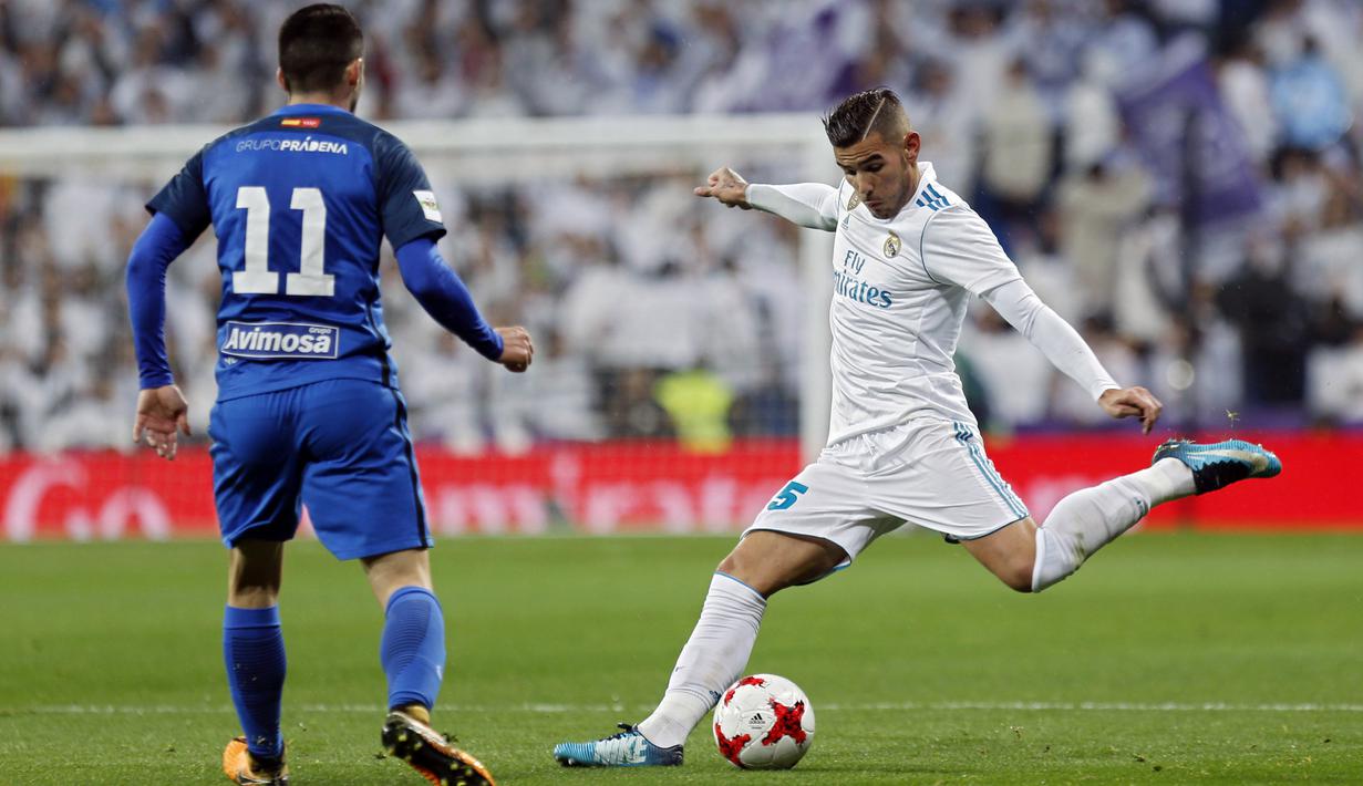 Pemain Real Madrid, Theo Hernandez (kanan) melepaskan tembakan saat diadang pemain Fuenlabrada, Hugo Fraile pada laga Copa del Rey babak 32 besar di Santiago Bernabeu stadium, Madrid, (28/11/2017). Real Madrid bermain imbang 2-2. (AP/Francisco Seco)