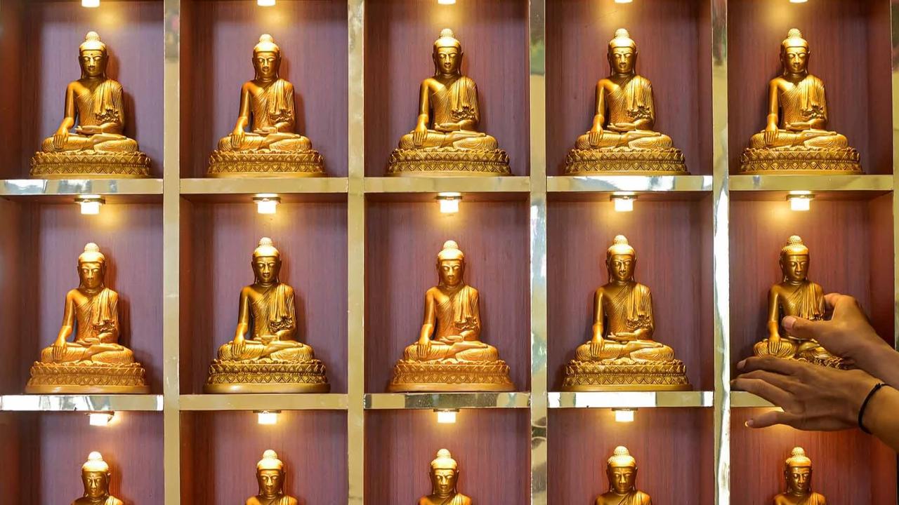 FOTO: Ritual Pembersihan Patung Buddha Sambut Tahun Baru Imlek