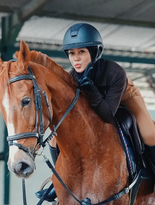 Kenakan long sleeve polo cokelat tua, outfit Lesti Kejora nampak menyatu dengan sang kuda [@lestykejora]