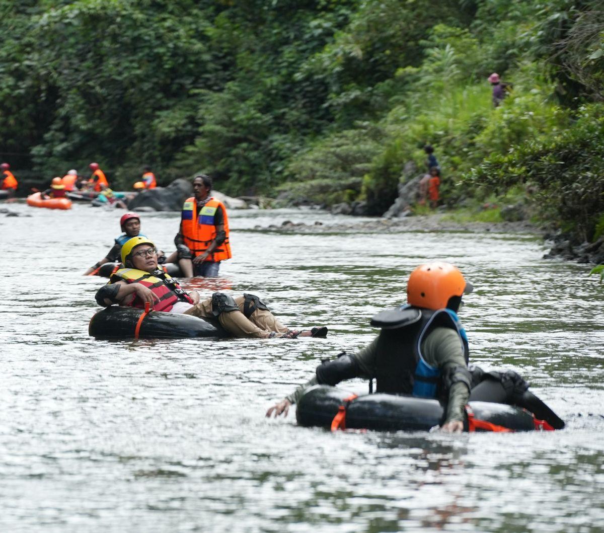 Di Sungai Gaongo, kami melakukan tubing. Sungai Gaongo banyak jeram yang memompa adrenalin. Salah satu jeramnya level 3.<br>Langit biru. Sisi kanan bukit dengan pohon lebat. sisi kiri juga.