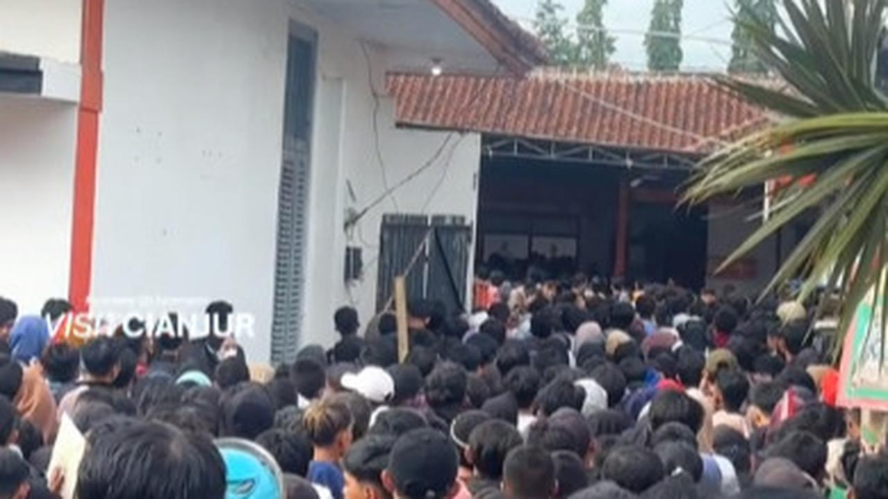 Beginilah momen para pelamar kerja yang sedang mengantre di kantor pos untuk mengirim berkas lamaran pekerjaan.