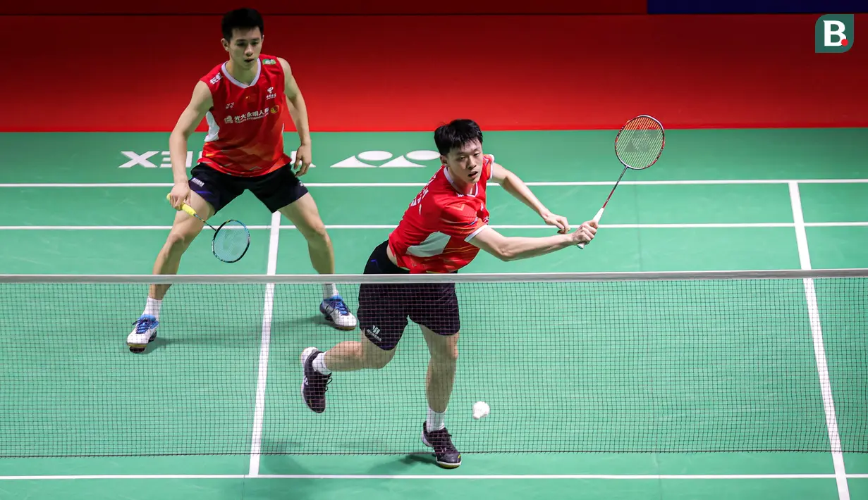 <p>Ganda putra China, Chen Bo Yang/Liu Yi mengembalikan bola ke arah lawannya, pasangan Indonesia, Muhammad Shohibul Fikri/Bagas Maulana pada laga babak 32 besar Daihatsu Indonesia Masters 2024 di Istora Senayan, Jakarta, Selasa (23/1/2024). Chen Bo Yang/Liu Yi kalah rubber game 16-21, 21-17 dan 17-21. (Bola.com/Bagaskara Lazuardi)</p>