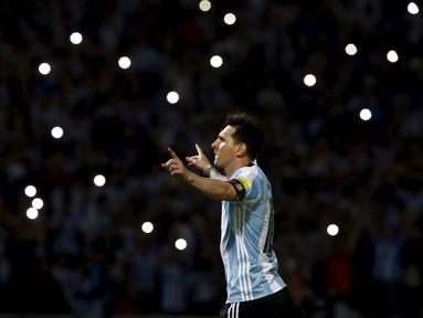 Striker Argentina, Lionel Messi, merayakan gol yang dicetaknya ke gawang Bolivia dalam laga kualifikasi Piala Dunia 2018 di Stadion Mario Alberto Kempes, Cordoba, Argentina, (29/3/2016). (Reuters/Enrique Marcarian)
