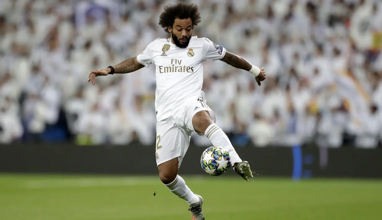 Bek Real Madrid, Marcelo mengontrol bola saat bertanding melawan Galatasaray pada pertandingan Grup A Liga Champions di stadion Santiago Bernabeu, Spanyol (6/11/2019). Madrid menang telak 6-0 atas Galatasaray. (AP Photo/Bernat Armangue)