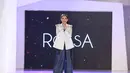 Rossa memakai salah satu rancangan Ivan Gunawan yang sempat dipamerkan di Jakarta Fashion Week (JFW) beberapa waktu lalu. (Galih W. Satria/Bintang.com)