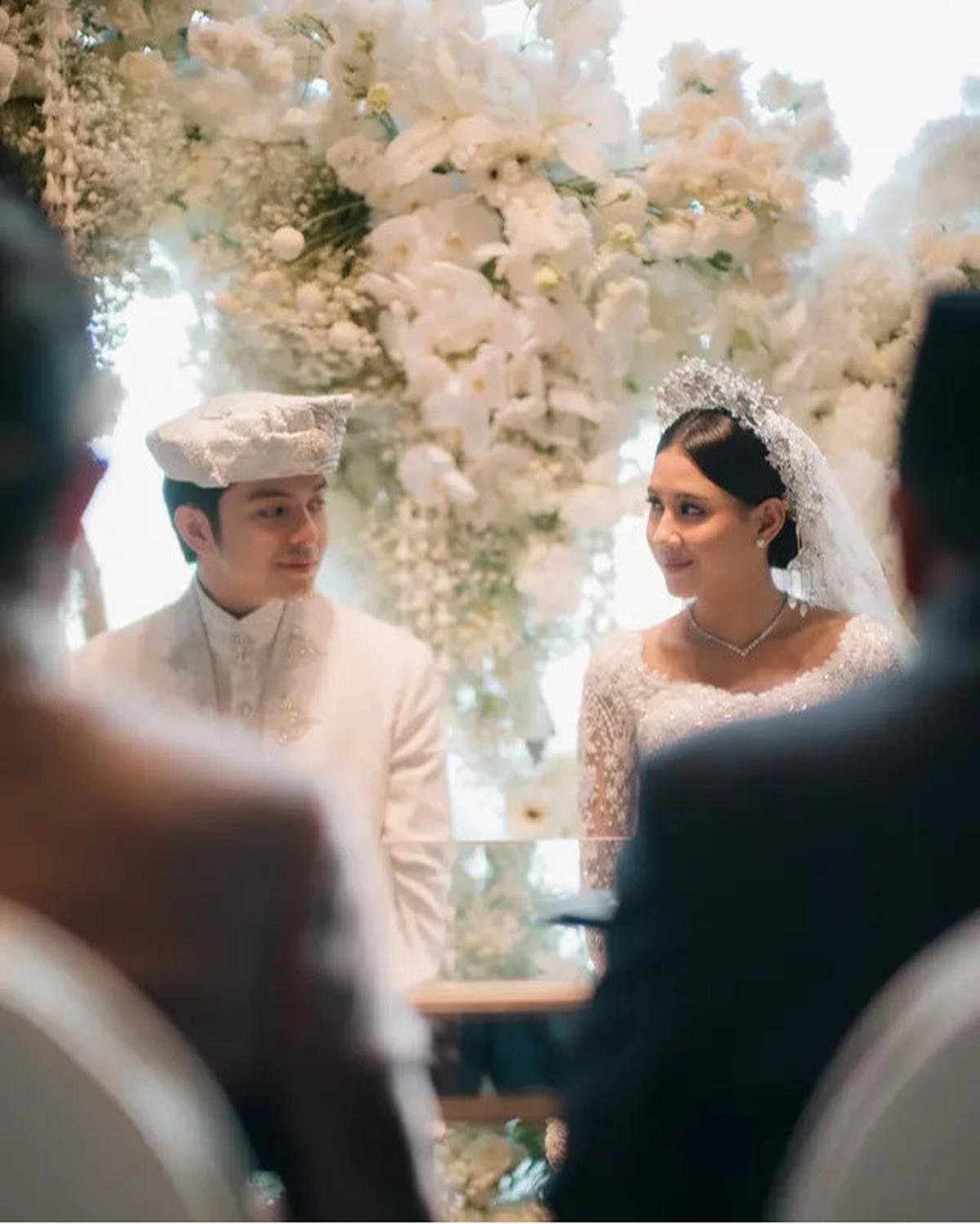 Rancang Gaun Shenina Cinnamon, Hian Tjen Ungkap Tren Busana Pengantin 2025 Lebih Effortless