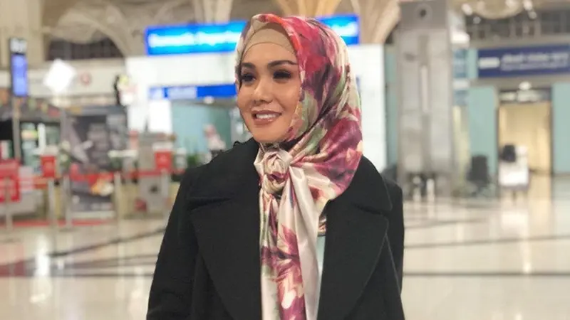 7 Inspirasi Gaya Hijab Yuni Shara, Simple Banget