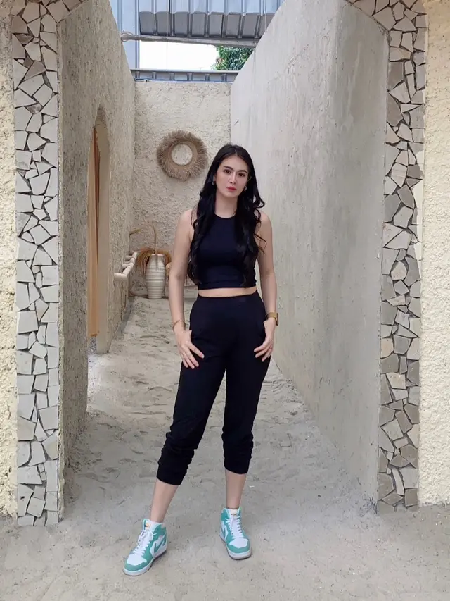 Sheline Zeina berperan sebagai Miss Desy di Sinetron Takdir Cinta Yang Kupilih