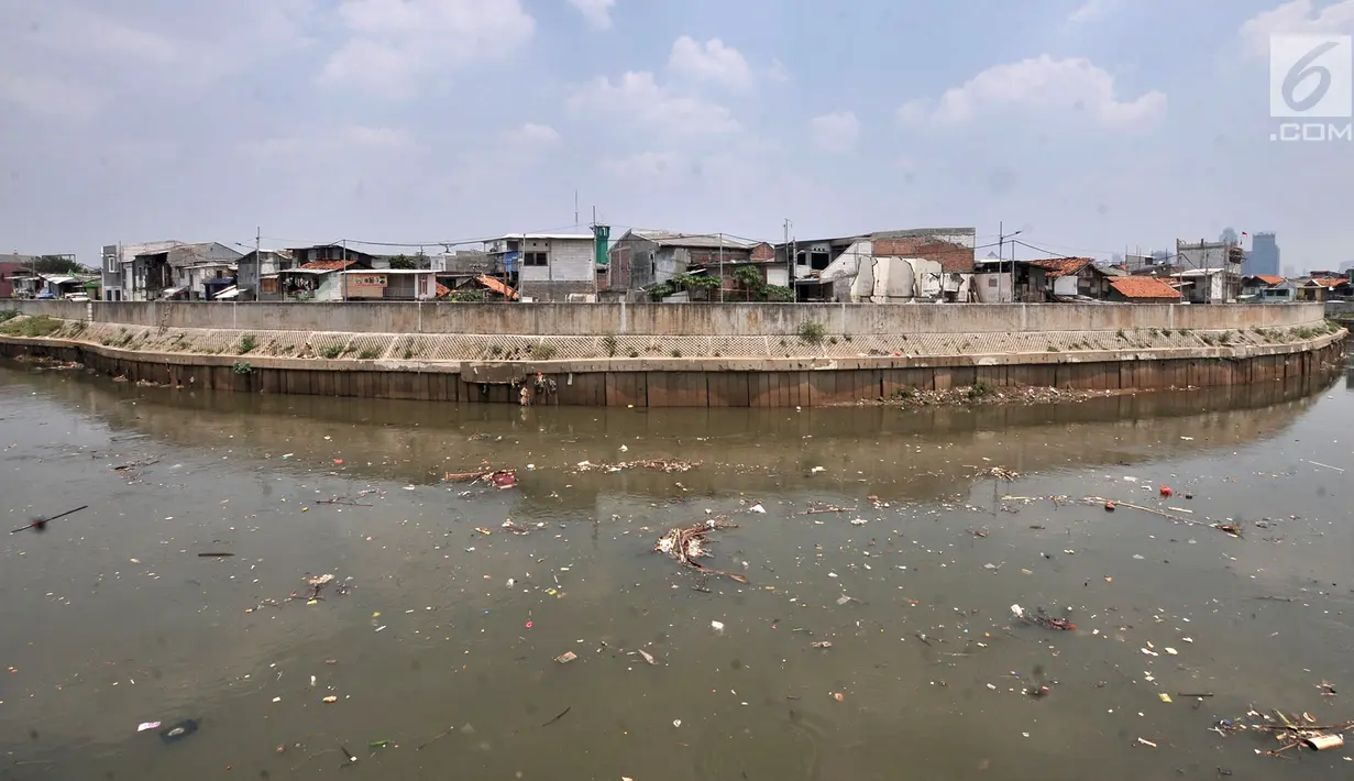Pemandangan Kali Ciliwung yang tengah dipenuhi sampah, Jakarta, Selasa (4/9). Dari 7.000 ton sampah yang mencemari Kali Ciliwung, delapan persen atau sekitar 180 ton mengendap dan mencemari sungai. (Merdeka.com/Iqbal Nugroho)