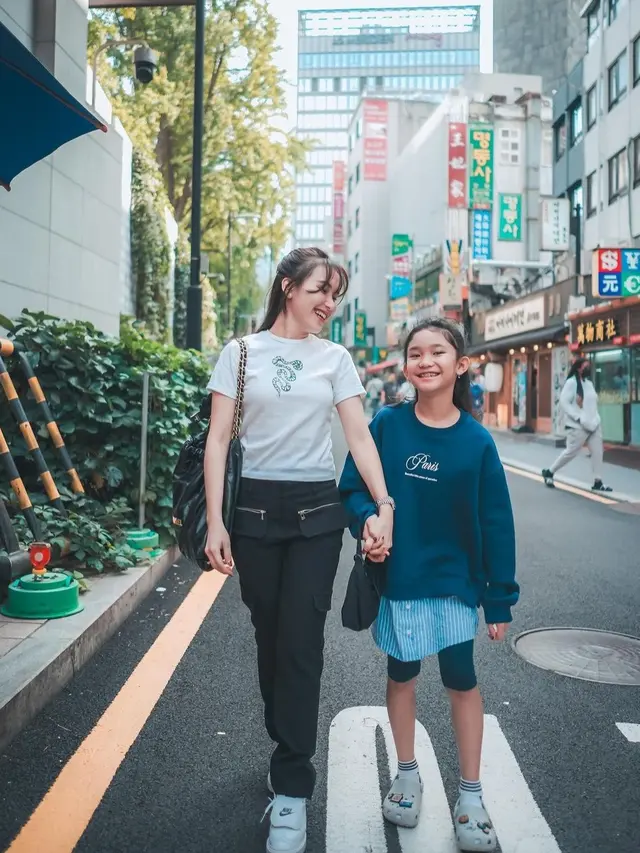 Ayu Ting Ting mengajak sang putri liburan ke Korea