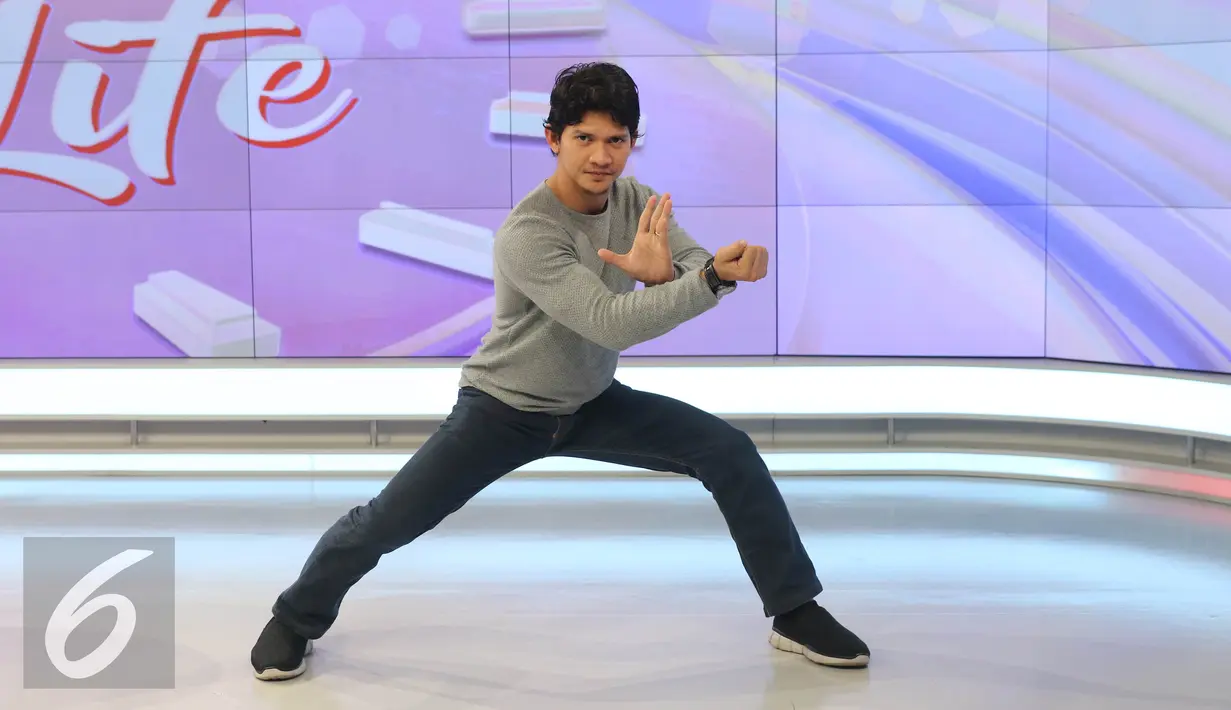 Iko Uwais saat menjadi bintang tamu di acara Dear Life, SCTV Tower, Jakarta, Rabu (28/7). Keahlian silat Iko Uwais membuat sejumlah sineas dunia kepincut memakai jasanya. (Liputan6.com/Herman Zakharia).