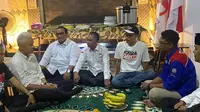 Calon presiden (capres) nomor urut tiga Ganjar Pranowo bertemu dengan kelompok buruh di Desa Jagapura, Kecamatan Kersana, Brebes, Jawa Tengah. (Liputan6.com/Nanda Perdana Putra)