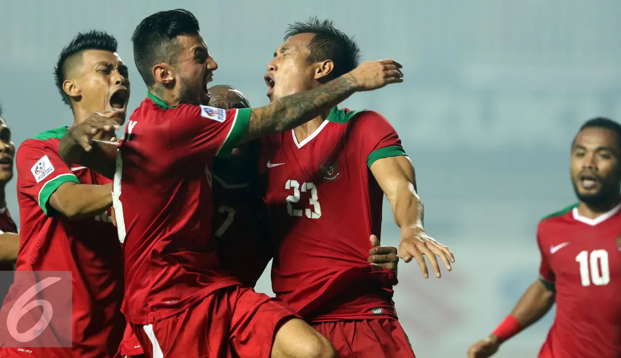 Bek Timnas Indonesia, Hansamu Yama Pranata (kedua kanan) disambut usai mencetak gol ke gawang Thailand di final pertama Piala AFF 2016, Stadion Pakansari, Bogor, Rabu (14/12). Indonesia unggul 2-1 atas Thailand. (Liputan6.com/Helmi Fithriansyah)