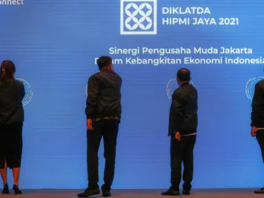 Ketua Umum HIPMI Jaya Sona Maesana (kedua kanan), Menteri Investasi/Kepala BKPM Bahlil Lahadalia (tengah) dan Ketum BPP HIPMI Mardani H. Maming (kedua kiri) menekan tombol pada pembukaan Diklatda bagi anggota dan pengurus BPC, BPD, BPP HIPMI di Jakarta, Kamis (23/9/2021). (Liputan6.com/Fery Pradolo)