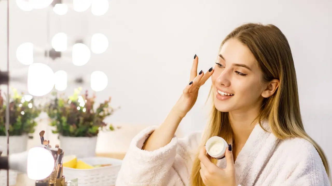 Cara Membaca Label Skincare agar Nggak Salah Pilih (photo by freepik.com)