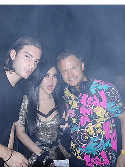 Syahrini bahkan telah memiliki panggilan istimewa untuk Dash Berlin yaitu `My Sayang`. Mantan rekan duet Anang Hermansyah itu memang cenderung menyembunyikan kehidupan asmaranya. (Via Instagram/@Princessyahrini)