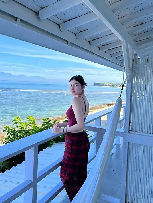 Belakangan ini Haviza yang kerap tampil mesra dengan kekasihnya ini pun banyak habiskan waktu bersama Harris Vriza. Beberapa waktu lalu keduanya sempat menjalani liburan bareng ke Bali. Dalam liburannya, pasangan kekasih ini pun sempat abadikan momen mesranya dengan pemotretan di tepi pantai yang terlihat romantis. (Liputan6.com/IG/@havizadevianjani)