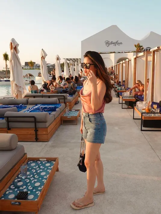 Melisa Hartanto pun cukup mandai mix and match busana. Seperti sedang liburan santai ke pantai, wanita 27 tahun ini tampil modis dengan tank top yang dipadukan dengan hot pants. Kacamata yang dipakai juga membuatnya makin menawan. (Liputan6.com/IG/@melisahart_)