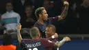 Striker PSG, Neymar, melakukan selebrasi usai mencetak gol ke gawang Bayern Munchen pada laga Liga Champions di Stadion Parc des Princes, Kamis, Rabu (27/9/2017). PSG menang 3-0 atas Bayern Munchen. (AP/Christophe Ena)