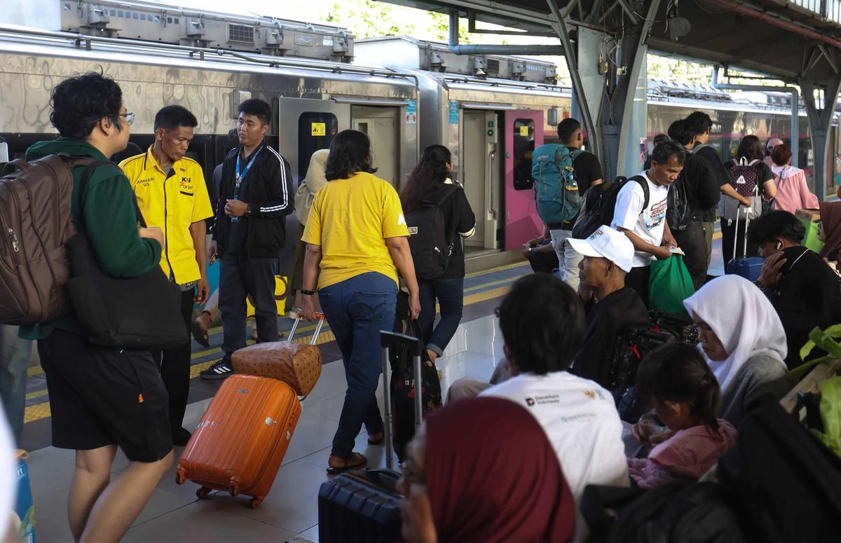 FOTO: Pemudik Mulai Padati Stasiun Pasar Senen Jelang Puncak Arus Mudik