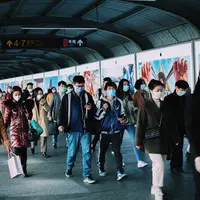 Ilustrasi situasi ramai yang terjadi di masa pandemi Covid-19. Credits: pexels.com by zydeaosika