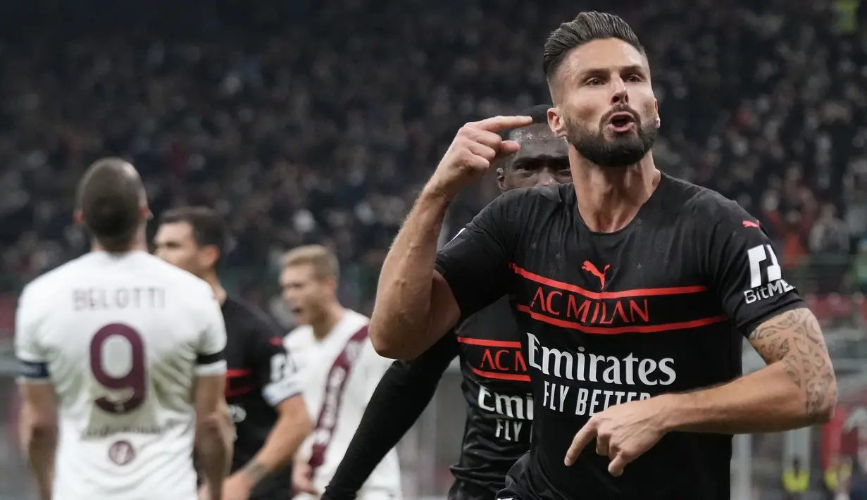 AC Milan yang minim penguasaan bola justru mampu mencetak gol dan unggul 1-0 pada menit ke-14. Olivier Giroud berhasil memanfaatkan umpan sepak pojok Sandro Tonali yang disundul Rade Krunic dan mengarah kepadanya di tiang jauh. (AP/Luca Bruno)