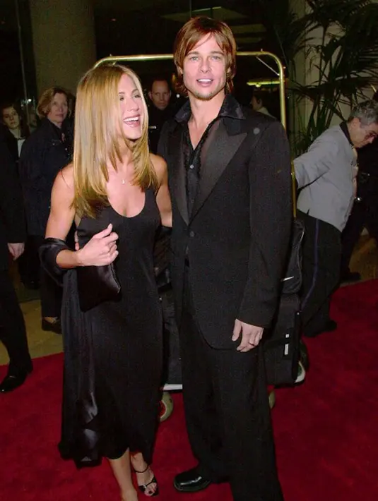 Melansir Hollywoodlife.com, seorang sumber mengatakan ada hal aneh yang membuat Jolie cemburu dengan kembalinya Pitt berhubungan baik dengan mantan istrinya, Jennifer.  (AFP/Bintang.com)