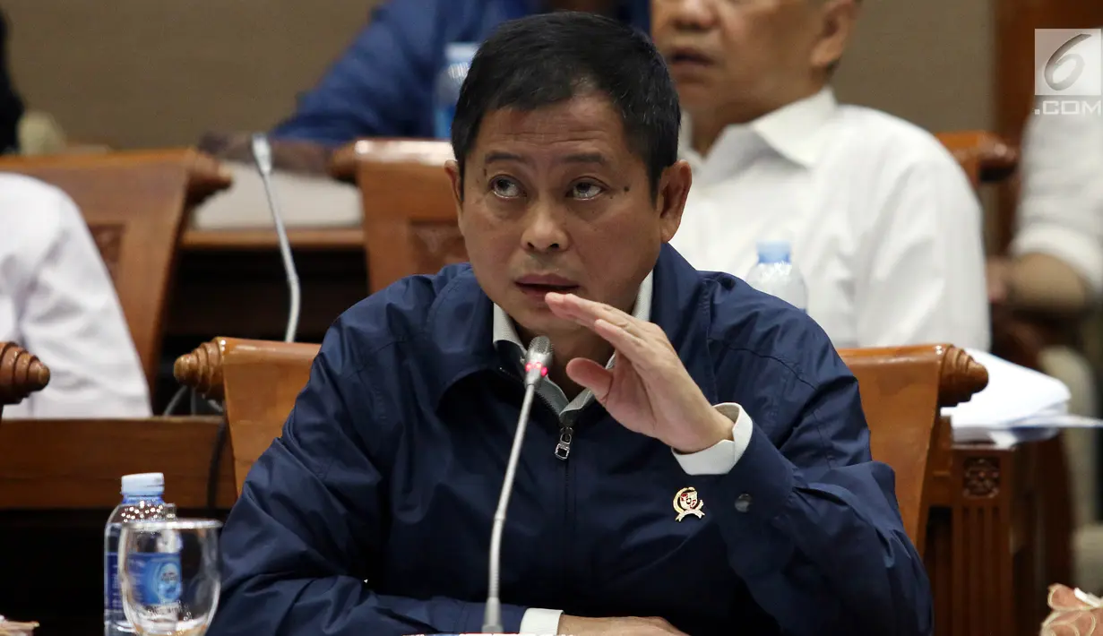 Menteri Energi dan Sumber Daya Mineral (ESDM), Ignasius Jonan (tengah) memberikan penjelasan saat raker dengan Komisi VII di Gedung Parlemen, Senayan, Jakarta, Rabu (28/8/2019). Komisi VII DPR RI memanggil Menteri ESDM untuk membahas asumsi makro sektor ESDM. (Liputan6.com/Johan Tallo)