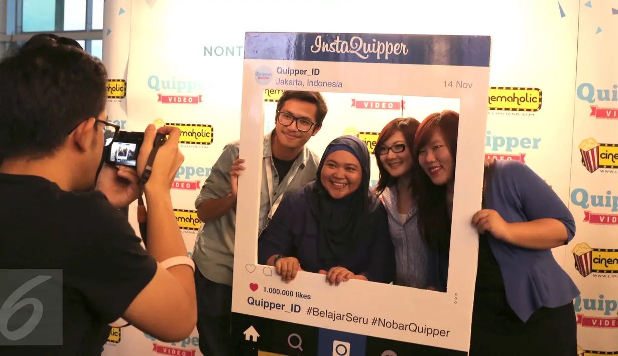 Peserta nobar berpose di photo both yang telah disediakan panitia, Jakarta, Sabtu (14/11/2015). Nonton bareng tersebut digelar oleh Liputan6.com dan Quipper Video. (Liputan6.com/Angga Yuniar)
