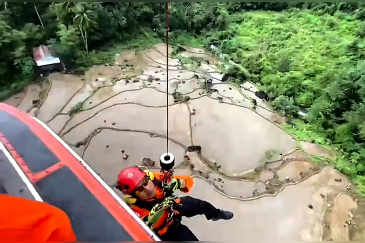 Perjuangan Tim SAR Gabungan Evakuasi Korban Pesawat ATR 42-500: Gelantungan di Helikopter hingga Tebing