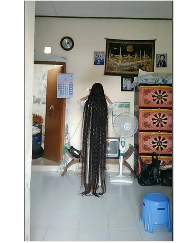 Gadis 19 Tahun Ini Disebut Rapunzel Lokal, Ini 6 Potret Unik Gaya Rambutnya