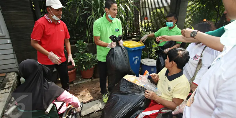20160313-Penyandang Disabilitas Rampok Sampah Bersama Sandiaga Uno