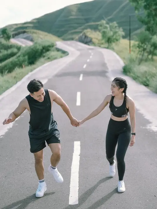 Berbagai pose prewedding dilakukan dengan mudah berdasar tema workout. Olivia terlihat natural mengenakan setelah baju olahraga legging dan atasan berwarna hitam. Tak ketinggalan Ken Limanto pakai kaus dan celana pendek berwarna senada.  (Liputan6.com/IG/olivia.mci8)