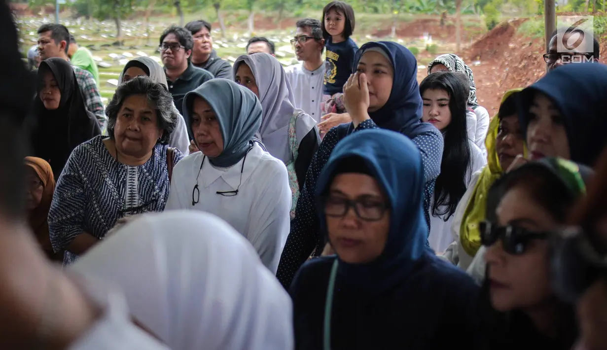 Tangis keluarga dan kerabat saat pemakaman aktris senior Titi Qadarsih di TPU Tanah Kusir, Jakarta, Selasa (23/10). Selain dikenal sebagai peragawati, Titi Qadarsih juga disebut sebagai aktris handal, dubber serta penyanyi. (Liputan6.com/FaizalFanani)