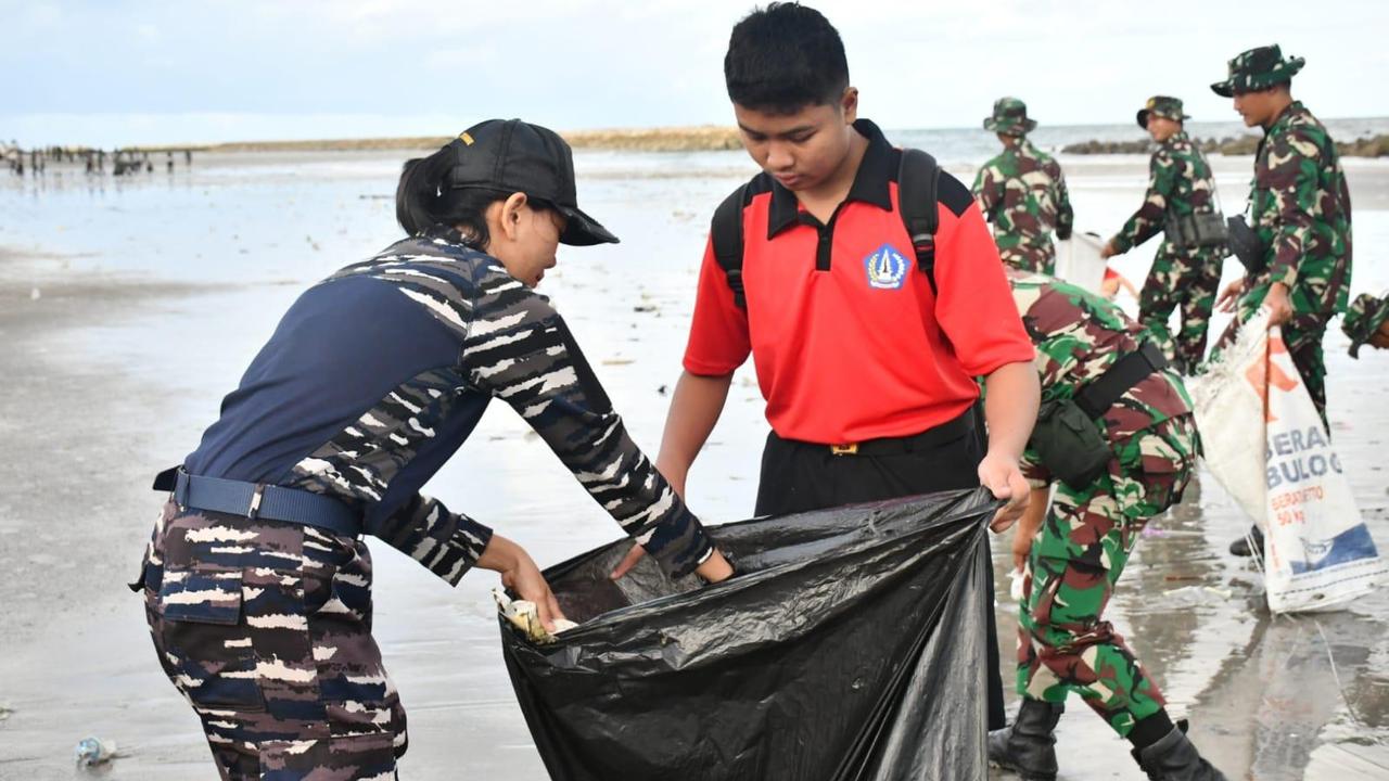 TNI AL Kerahkan Prajurit Bantu Bersih-Bersih Pantai Kuta