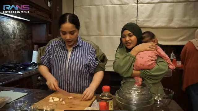 Intip Harga Dress Nagita Slavina untuk Potong Bawang hingga Masak Bernilai Puluhan Juta