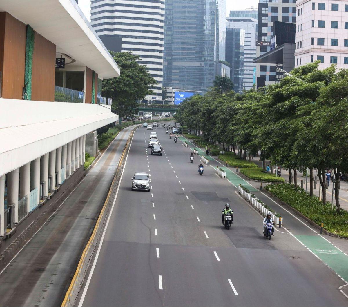 Hari pertama puasa Ramadan, jalan protokol di Jakarta terlihat lengang. <br><br>Hal ini terlihat dari foto-foto yang diambil di kawasan Sudirman, di mana biasanya kepadatan lalu lintas terjadi pada jam-jam sibuk seperti sore hari ketika para pekerja kanto