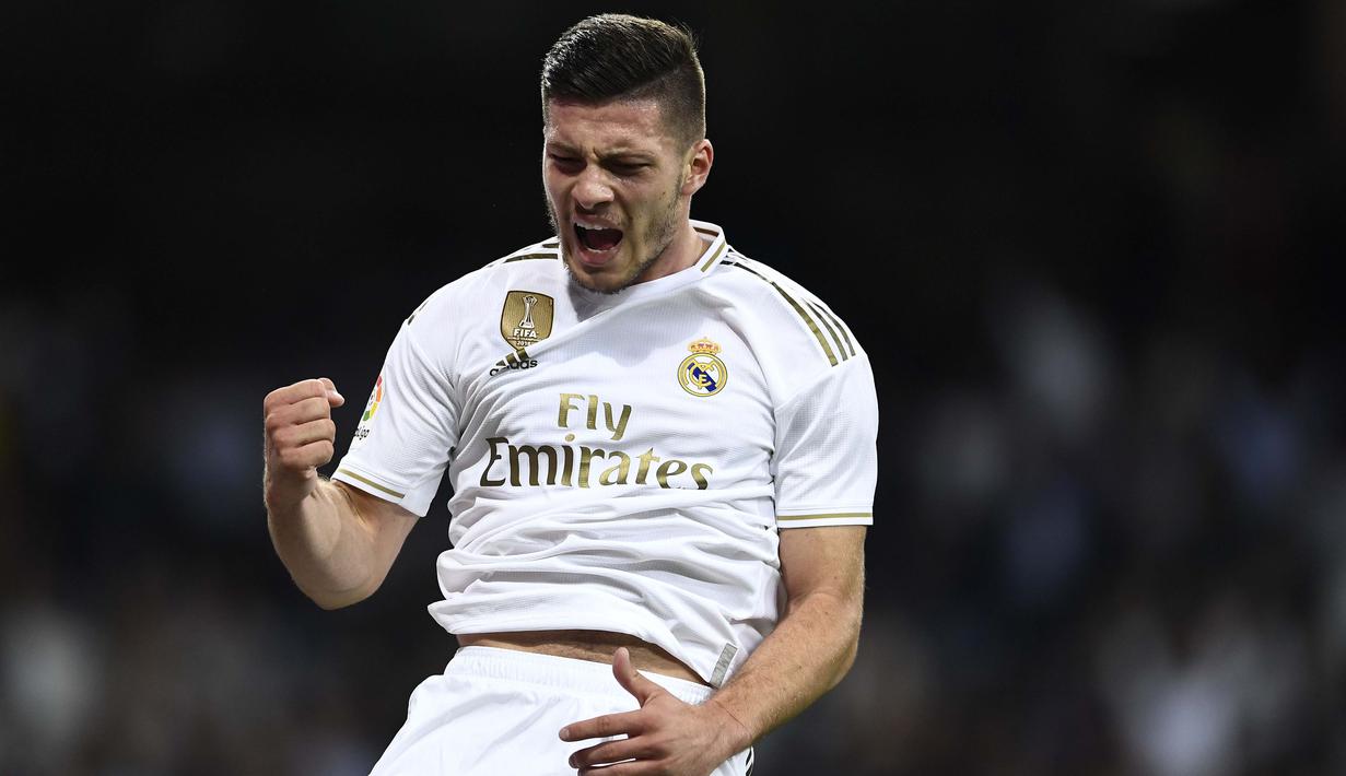 3. Luka Jovic – Gagal menunjukan penampilan terbaiknya membuat Real Madrid ragu untuk terus memainkannya. AC Milan yang sedang berusaha mempertajam lini serang nya bisa memasukkan nama striker muda Serbia ini ke daftar belanja. (AFP/Oscar Del Pozo)