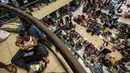 <p>Para pembeli memilih pakaian di Pasar Cipulir, Jakarta Selatan, Rabu (27/4/2022). Peningkatan pembelian pakaian di Pasar Cipulir terjadi karena banyak pedagang maupun warga yang berbelanja lebih awal untuk mengantisipasi keramaian mendekati Idul Fitri. (Liputan6.com/Johan Tallo)</p>