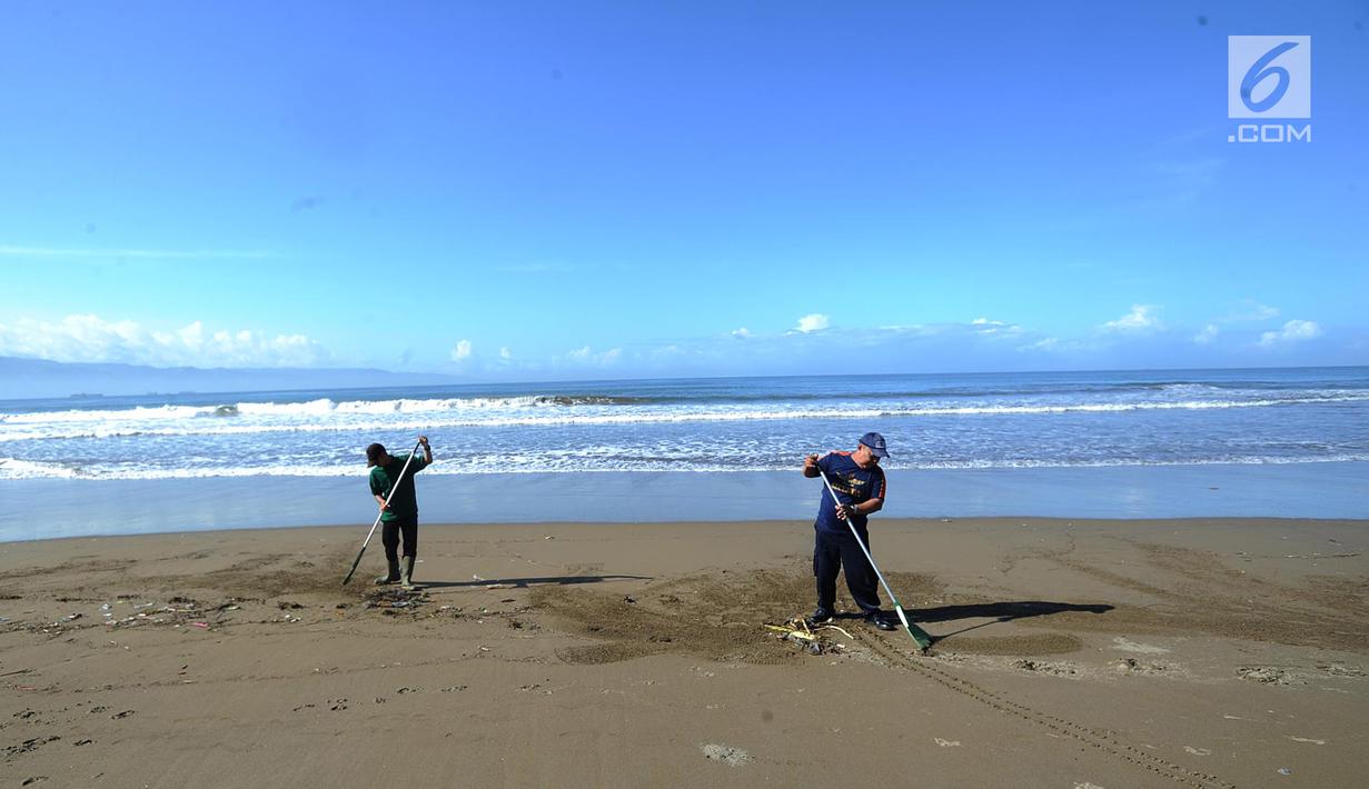 Foto Semangat Para Sukarelawan Bersihkan Pantai Citepus Di