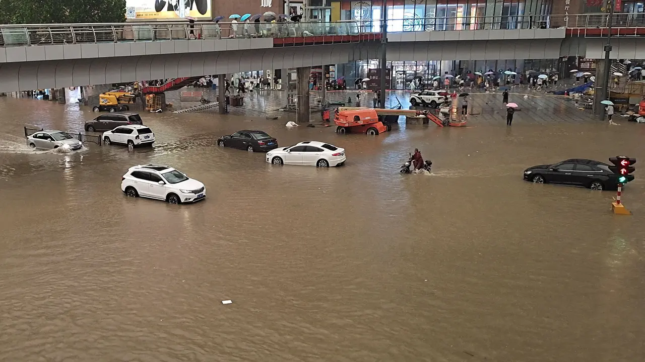 Penampakan Mobil-Mobil  Bertumpuk Akibat Banjir di Henan